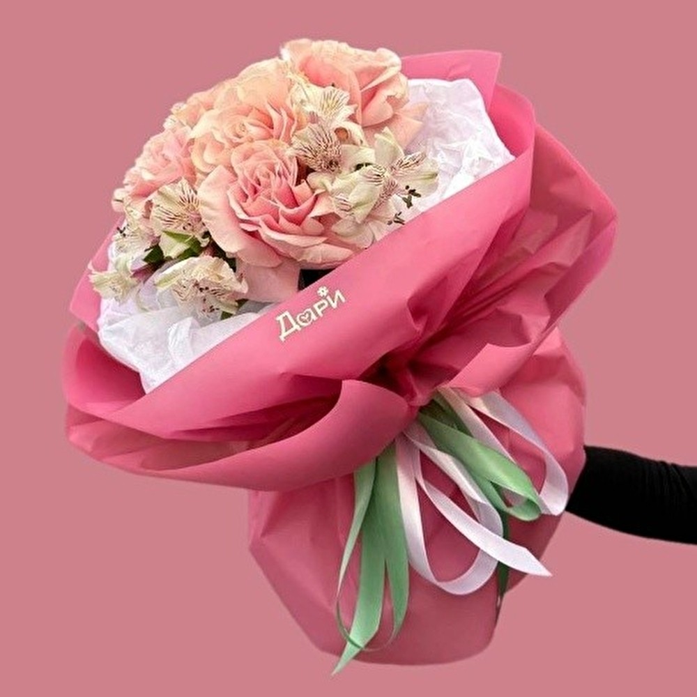 №92 Букет из французких роз и альстромерий в авторской упаковке