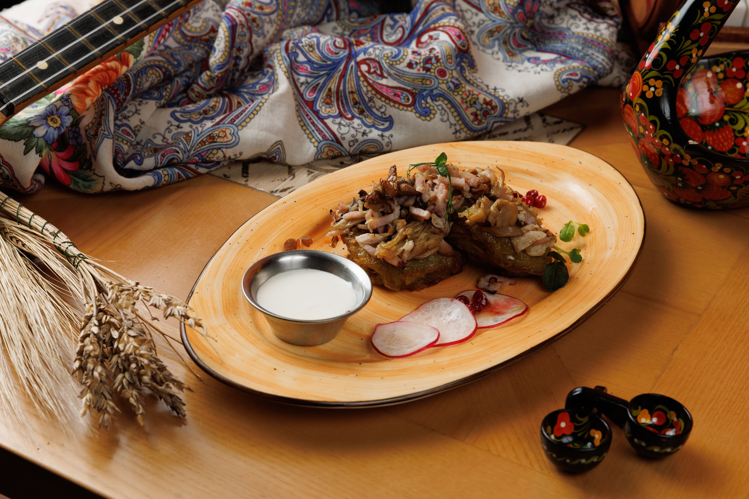 Драники со шкварками, грибами и луком