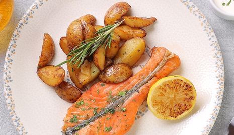 Стейк из лосося с картофелем