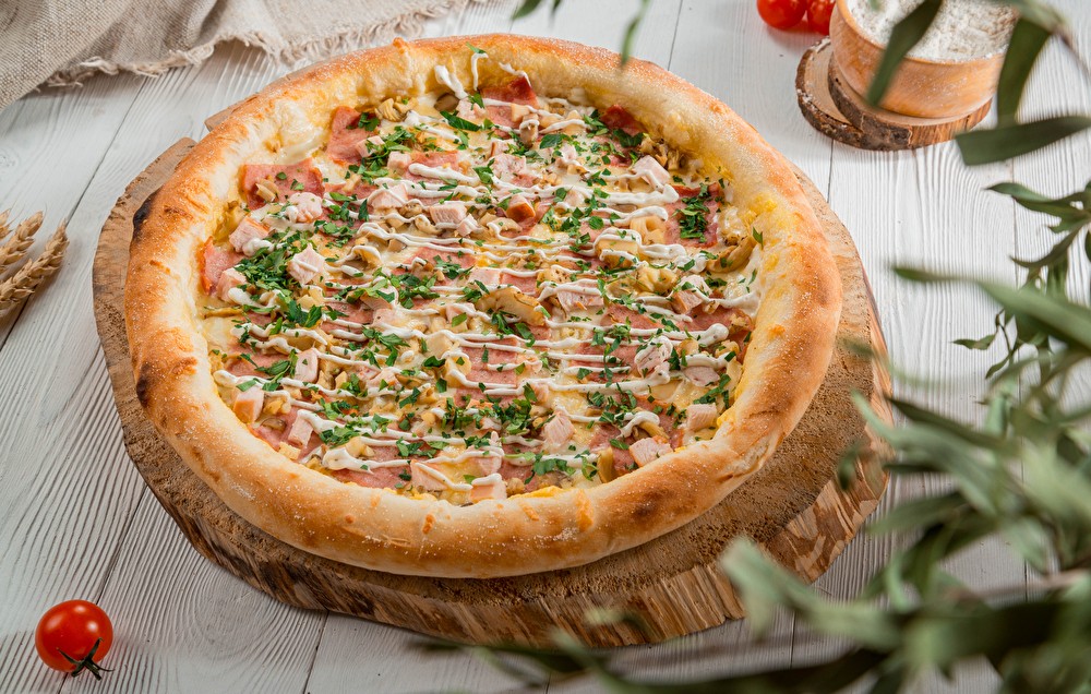 Пицца с вешенками, беконом и куриным фил