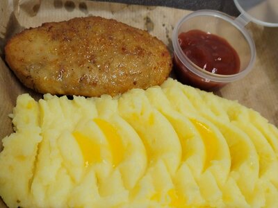 Картофельное пюре с котлетой