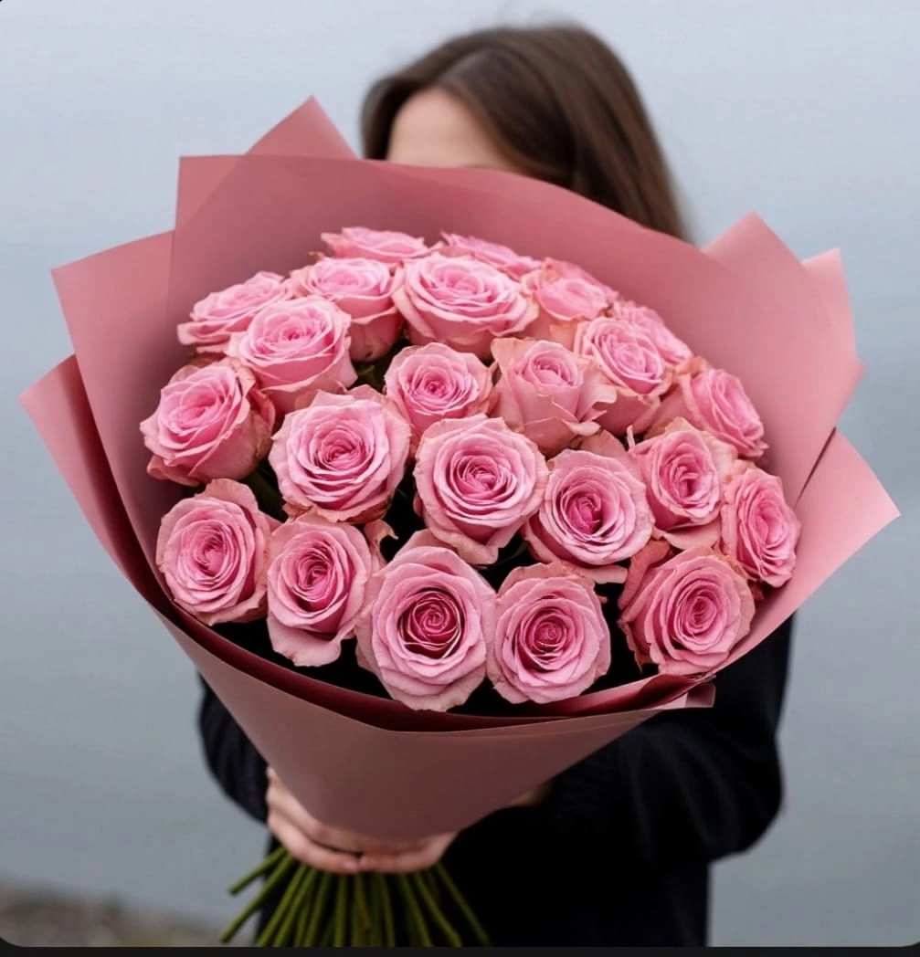 25 розовых роз