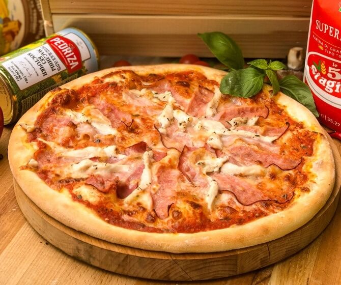 Пицца с беконом, курицей и ветчиной