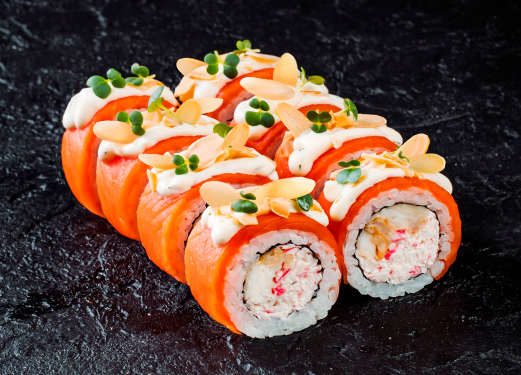 Ролл с окунем в темпуре и лососем