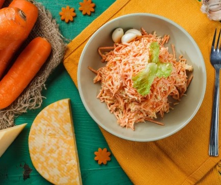 Салат из моркови с майонезом и чесноком