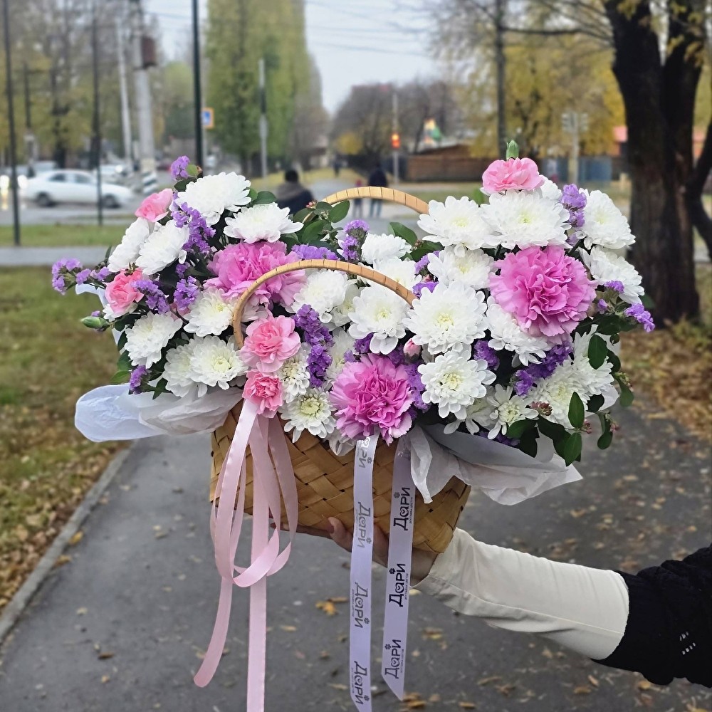 №104 Корзина из хризантемы, диантусов и сухоцветов