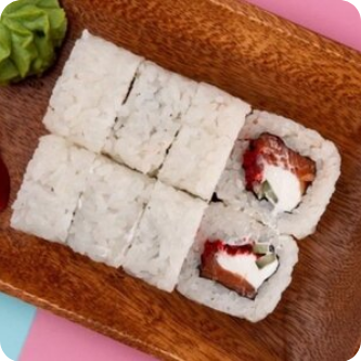 Ролл с лососем и тобико