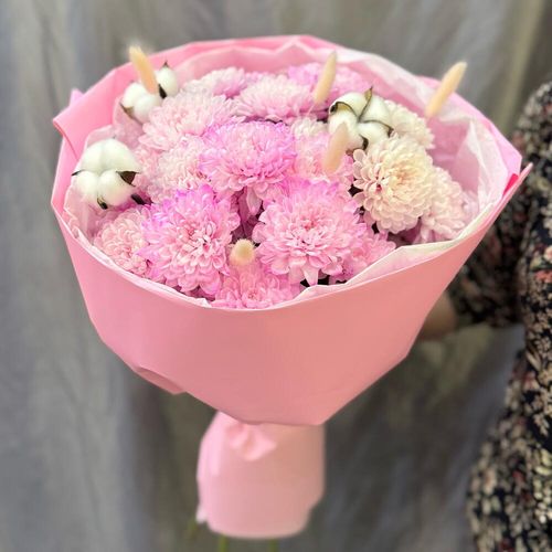 Букет из розовых хризантем с хлопком (б2080)