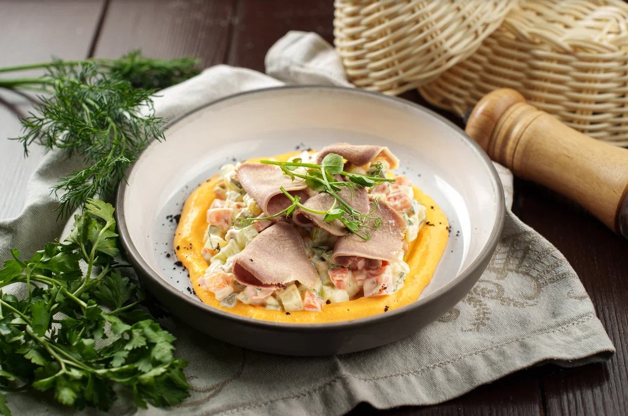 Салат Оливье с языком