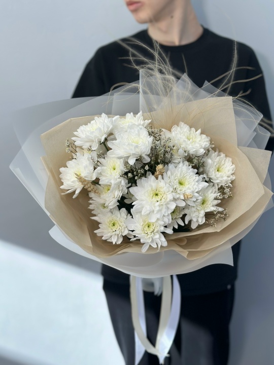 Белые хризантемы с сухоцветами