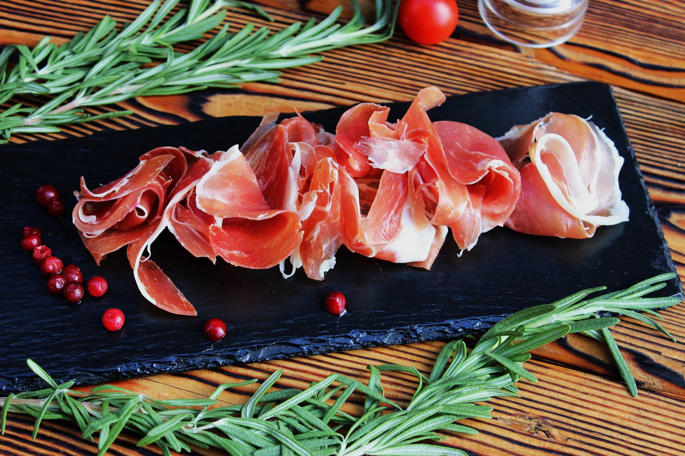 Окорок свиной сыровяленый