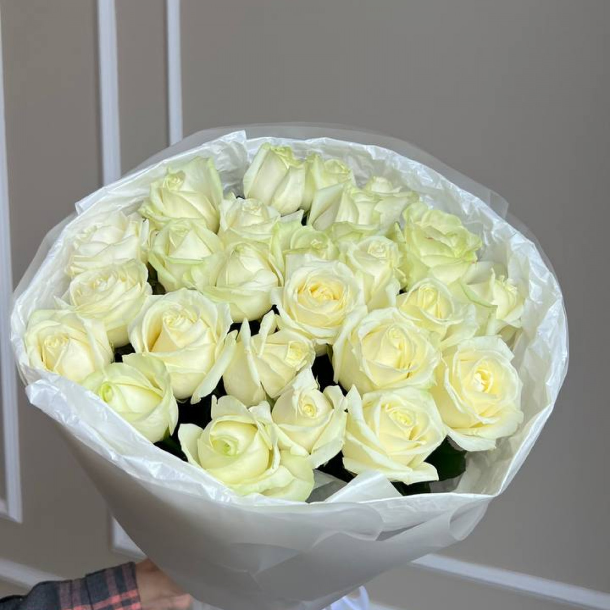 Моно букет из 25 белых роз Россия (предзаказ)