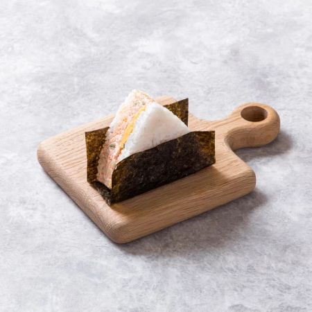 Онигири с лососем