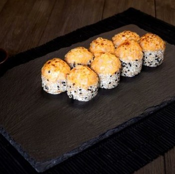 Запеченная калифорния в кунжуте