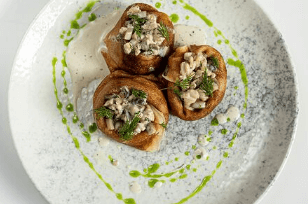 Блины с индейкой, грибами и соус. Велюте