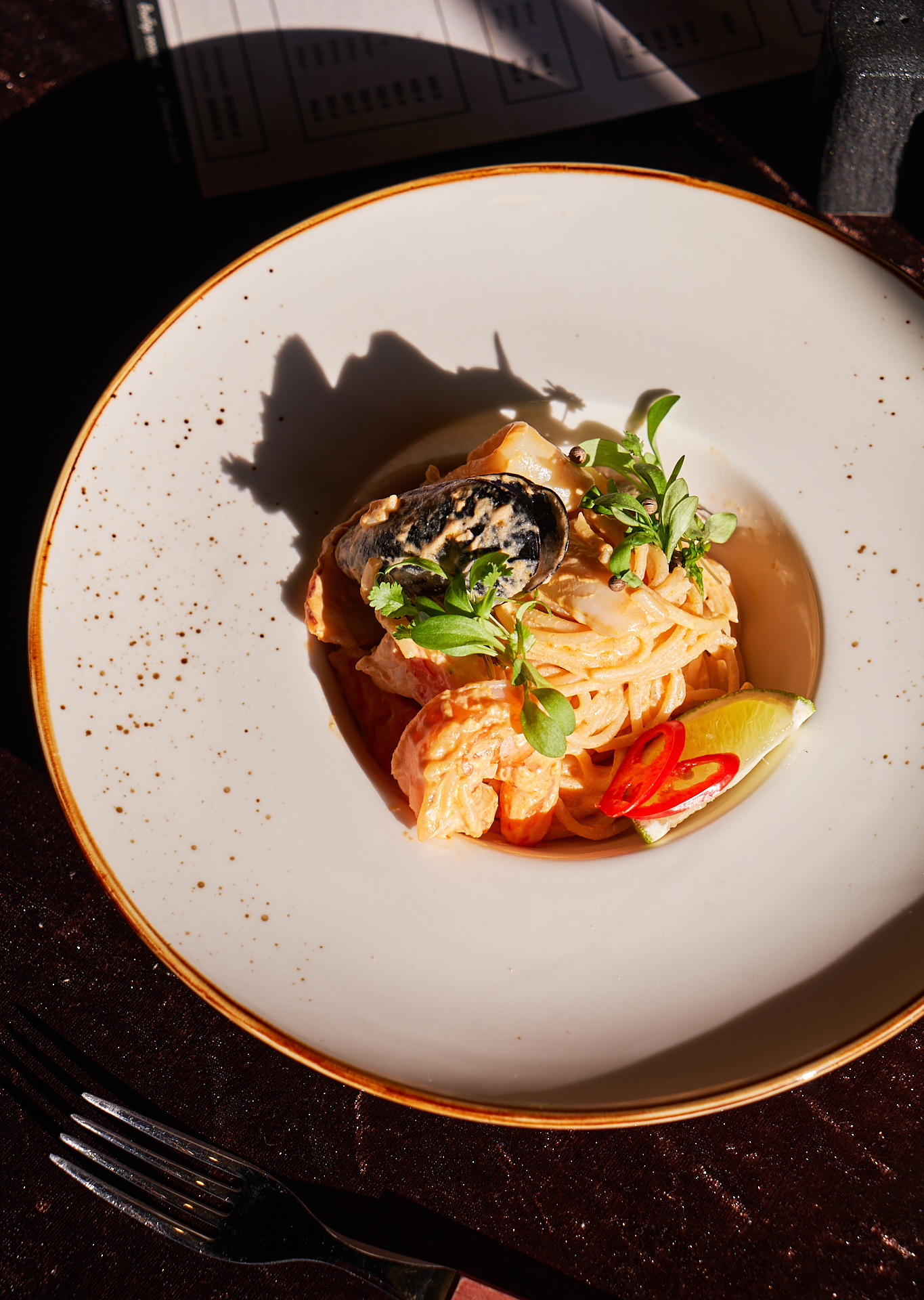 Паста с морепродуктами в соусе том ям