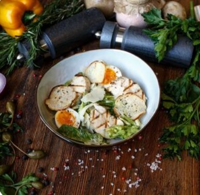 Салат Цезарь с курицей