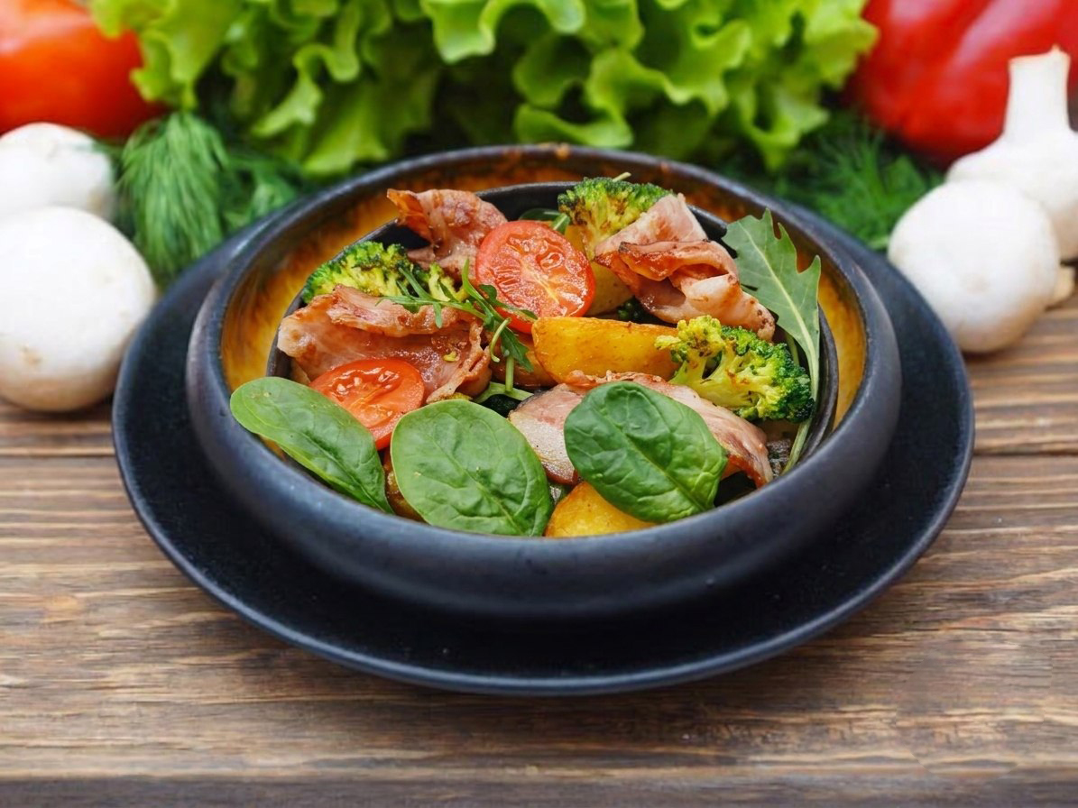 Теплый салат с беконом и брокколи