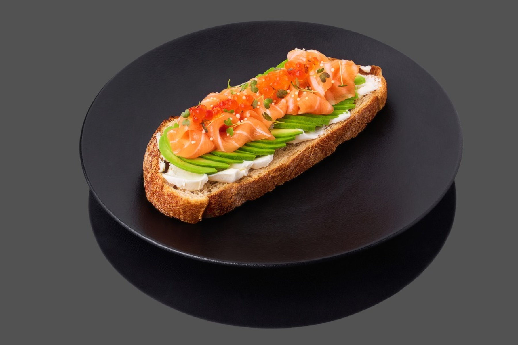 Брускетта с лососем и авокадо