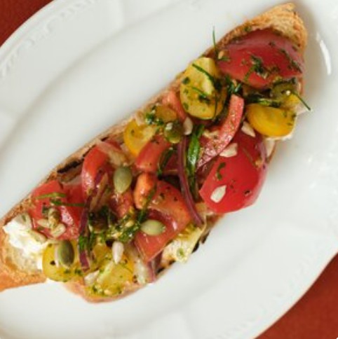 Брускетта с томатами и страчателлой