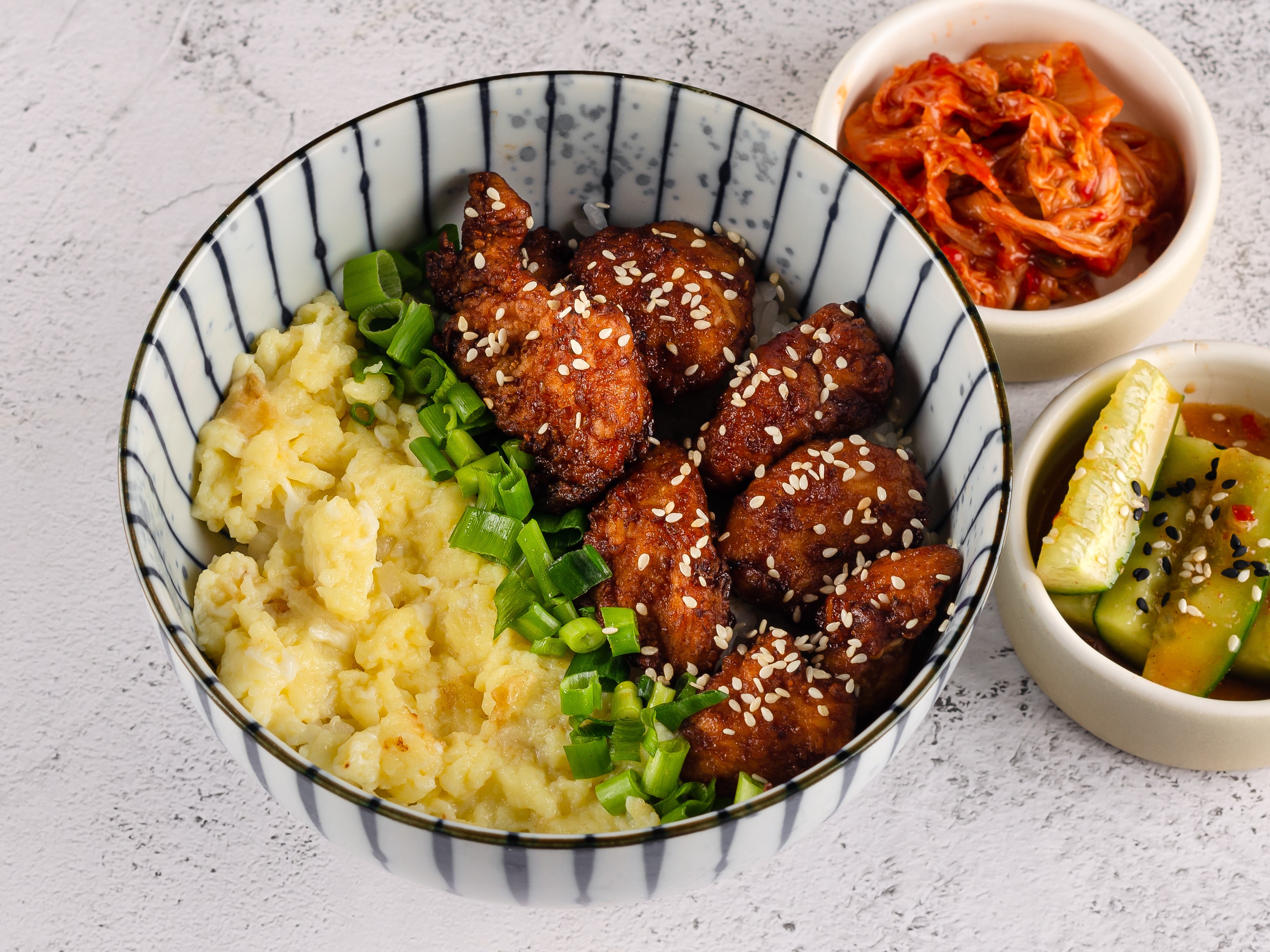 Донбури с курицей и скрэмбл