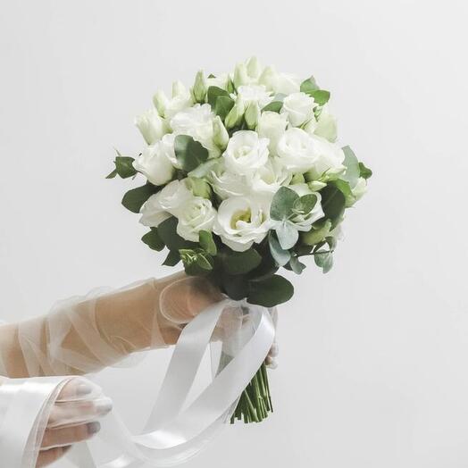 Букет невесты из эустом и эвкалипта