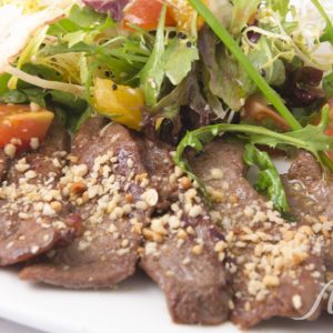 Микс салат с маринованной говядиной 