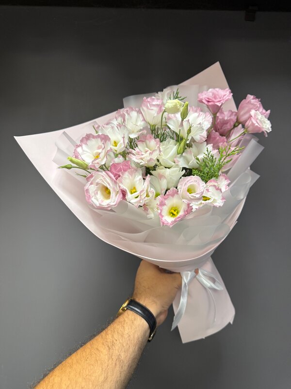 Букет из 7 лизиантусов (Эустома) в упаковке