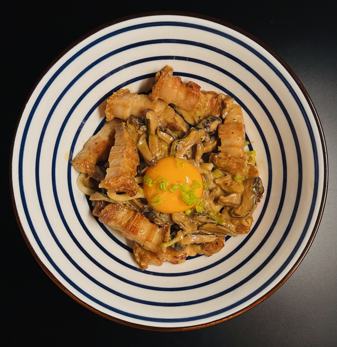 Вок со свиной грудинкой, шиитаке в сливочном унаги