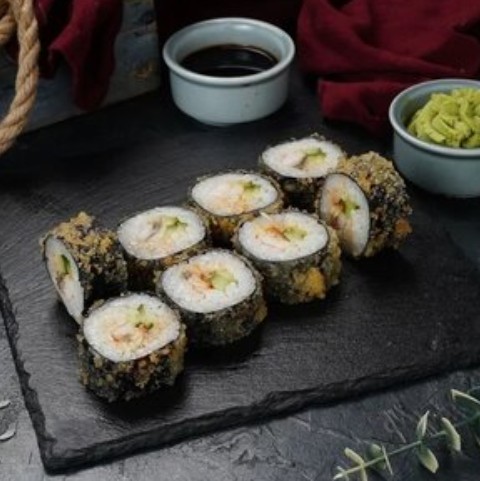 Горячий ролл с угрем, креветкой гриль и спелым авокадо