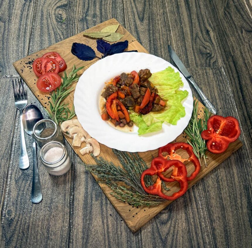 Свиные кусочки в соусе лечо