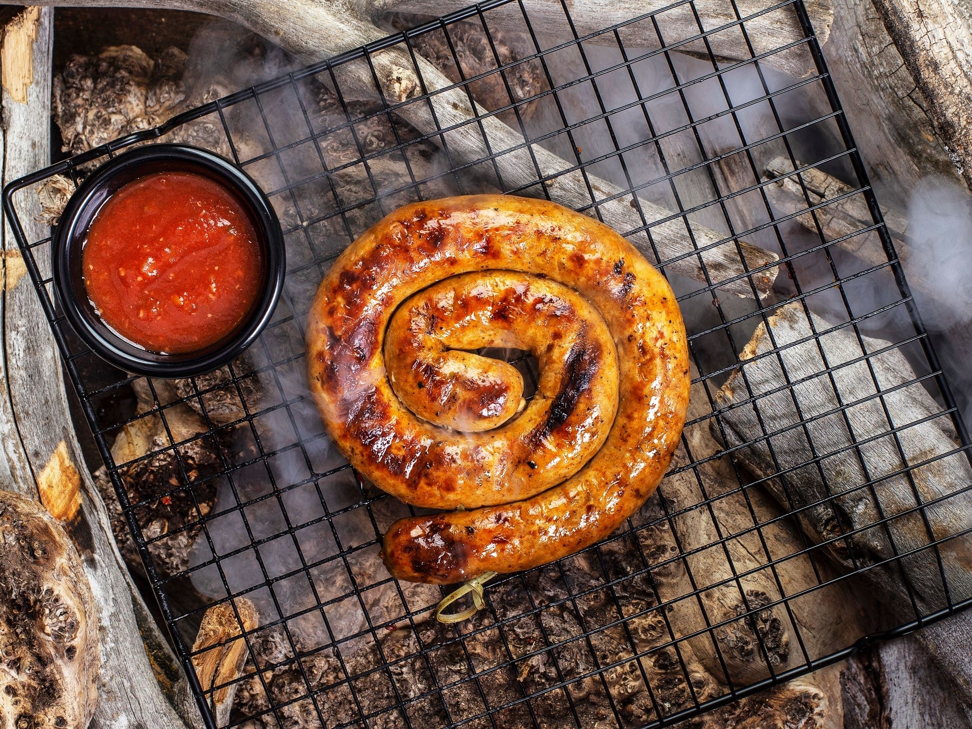 Жареная свиная колбаска с гарниром