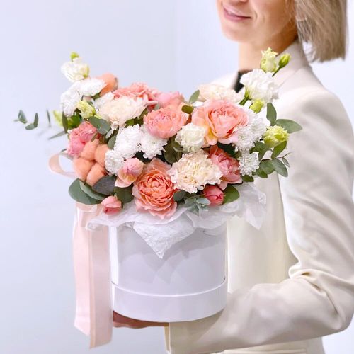 Пионовидные розы в шляпной коробке