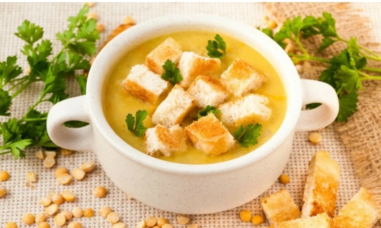 Суп гороховый с гренками и курицей