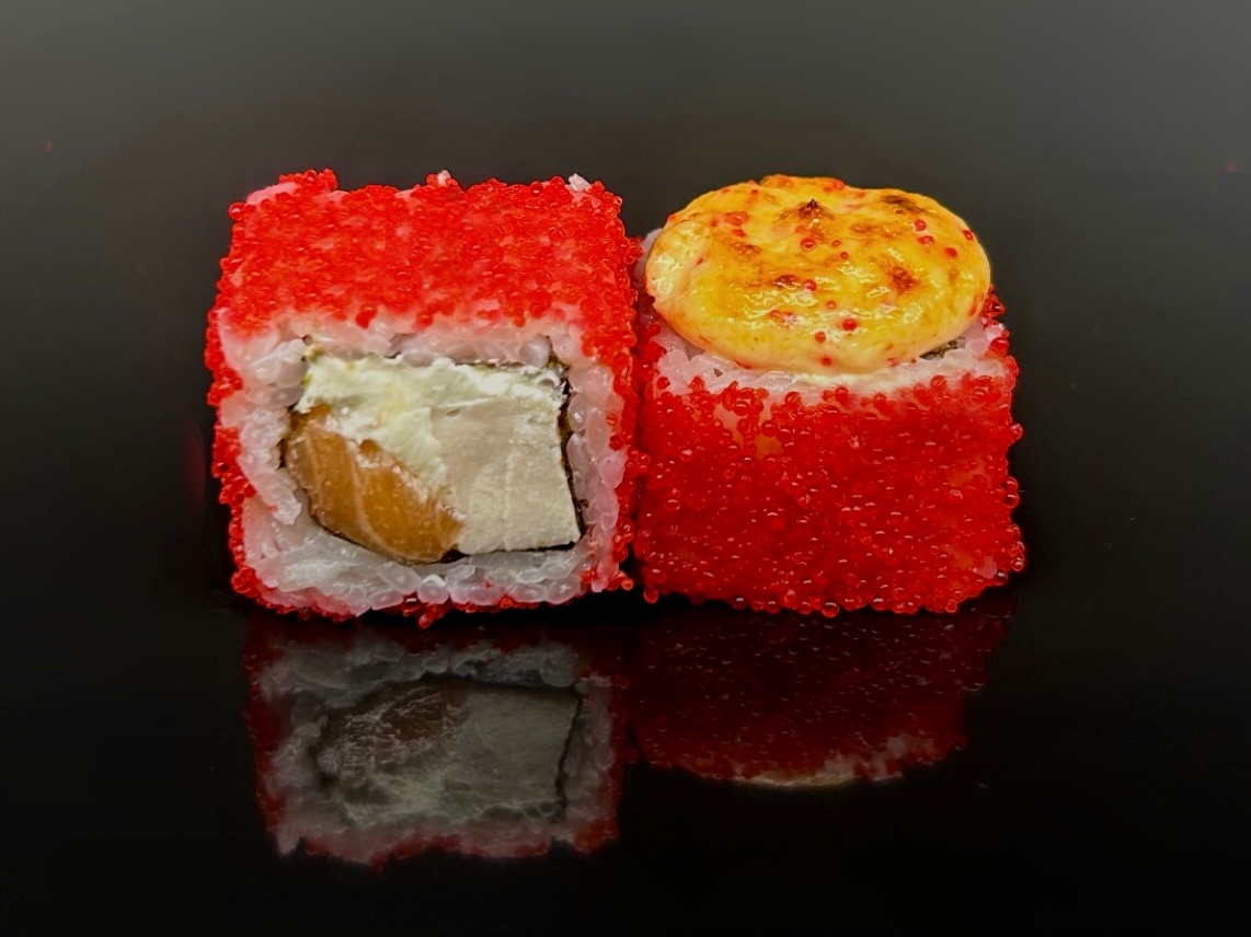 Запеченный ролл с лососем и курицей