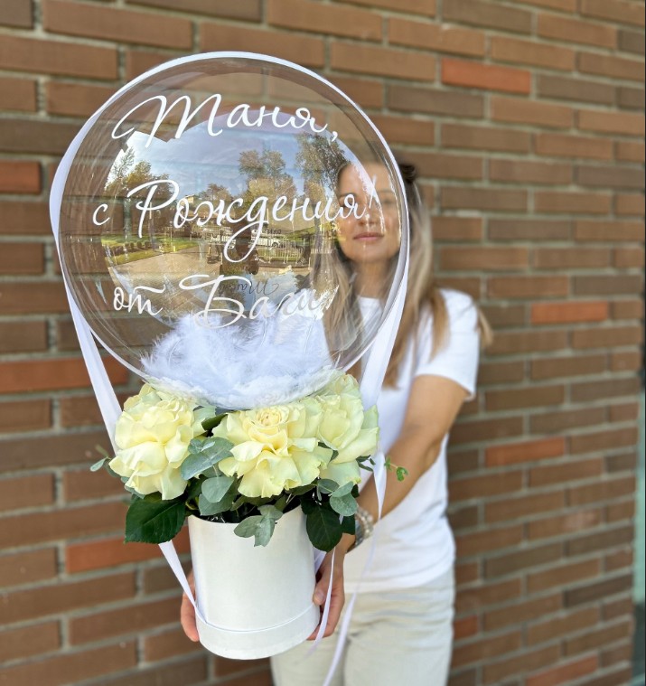 Шар-букет с белыми розами