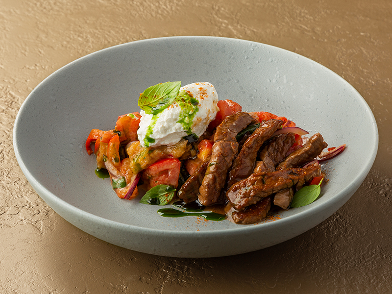 Салат с говядиной, рикоттой и жареными баклажанами