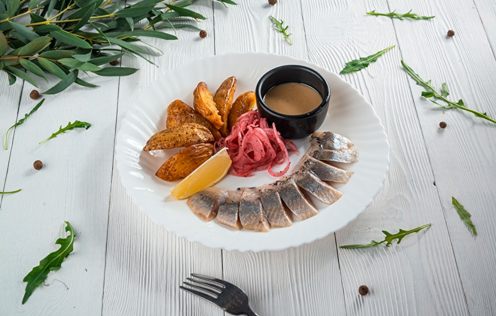 Сельдь с тёплым картофелем и горчичной заправкой