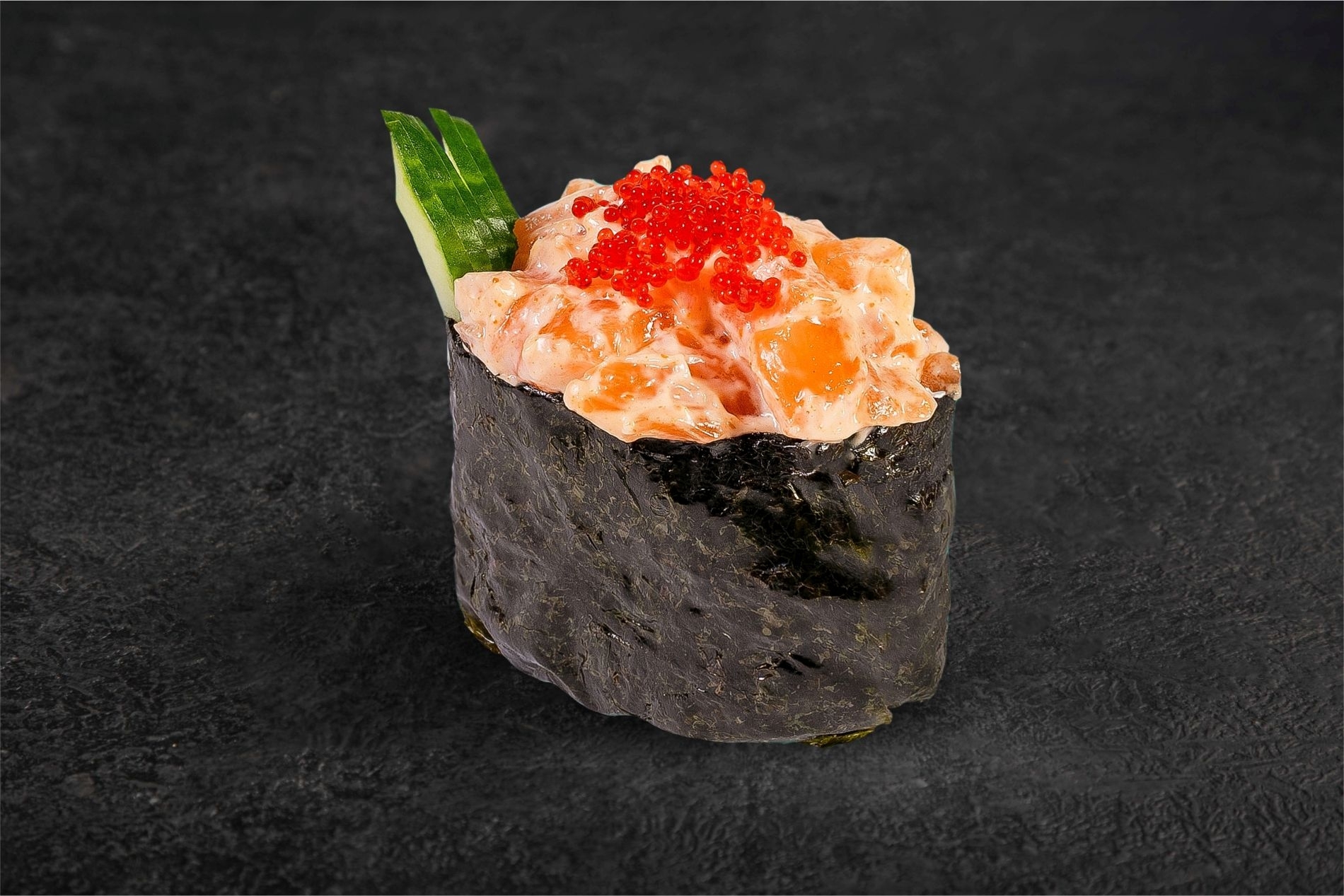 Гункан с лососем