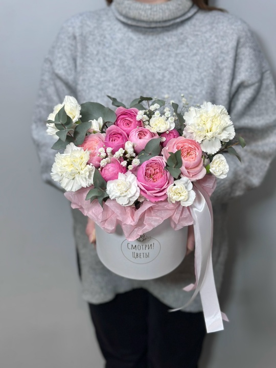 Коробка с пионовидными розами «Сильва Вайт»