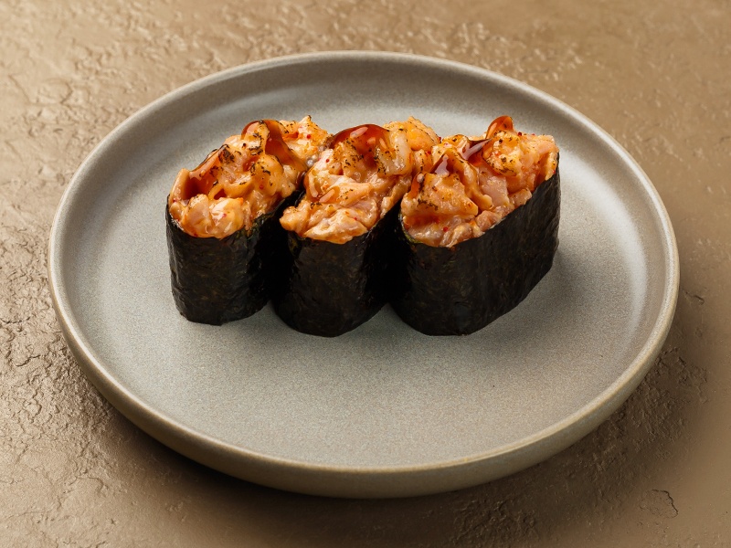 Суши с лососем, запечённые под спайси соусом (3 шт.)