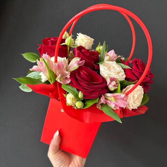 Красная композиция в сумочке