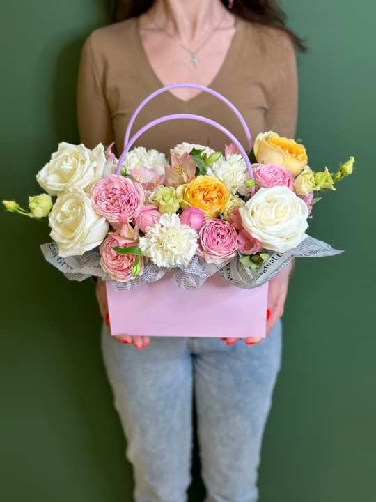 Сумочка с пионовидными розами