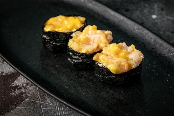 Гункан с Ама Эби и соусом манго маракуйя