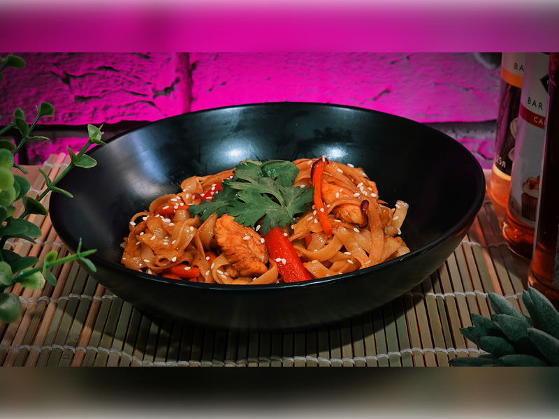 Вок с курицей в кисло-сладком соусе