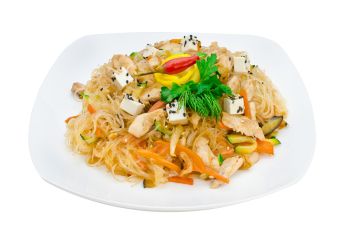 ФУНЧОЗА С КУРИЦЕЙ В ОСТРОМ ТАЙСКОМ СОУСЕ