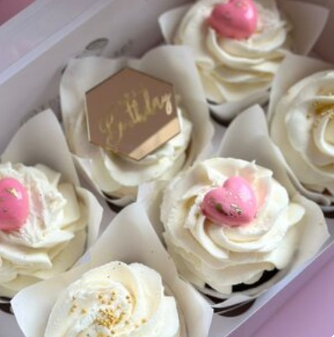 Капкейки с надписью HB с розовыми сердечками