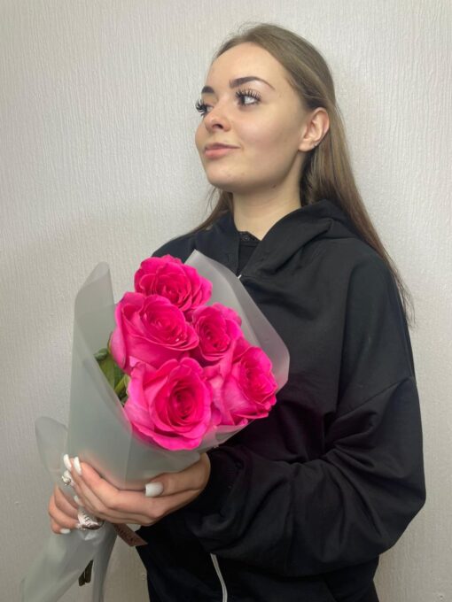 Комплимент из 5 роз Пинк Флойд