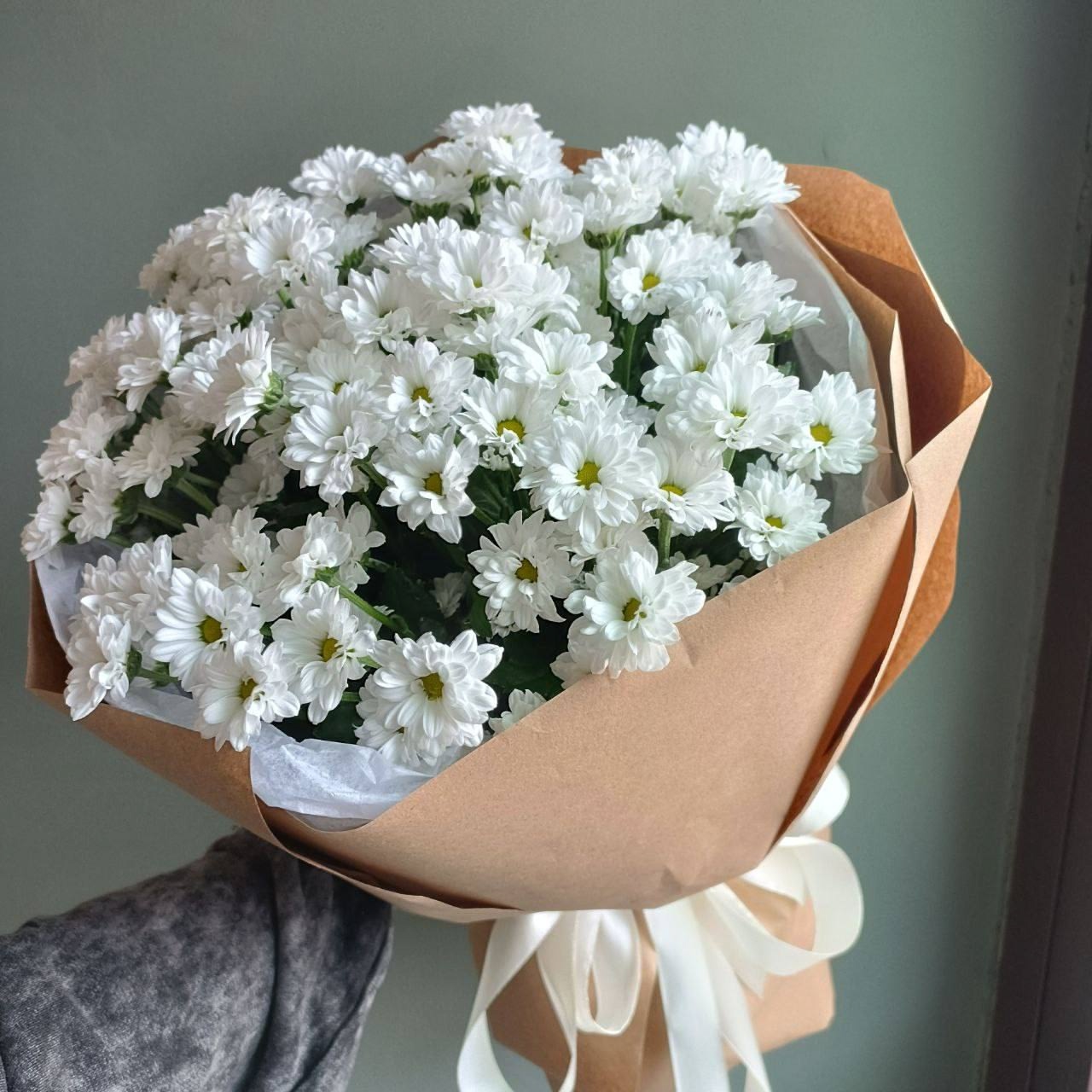 7 кустовых хризантем в крафте