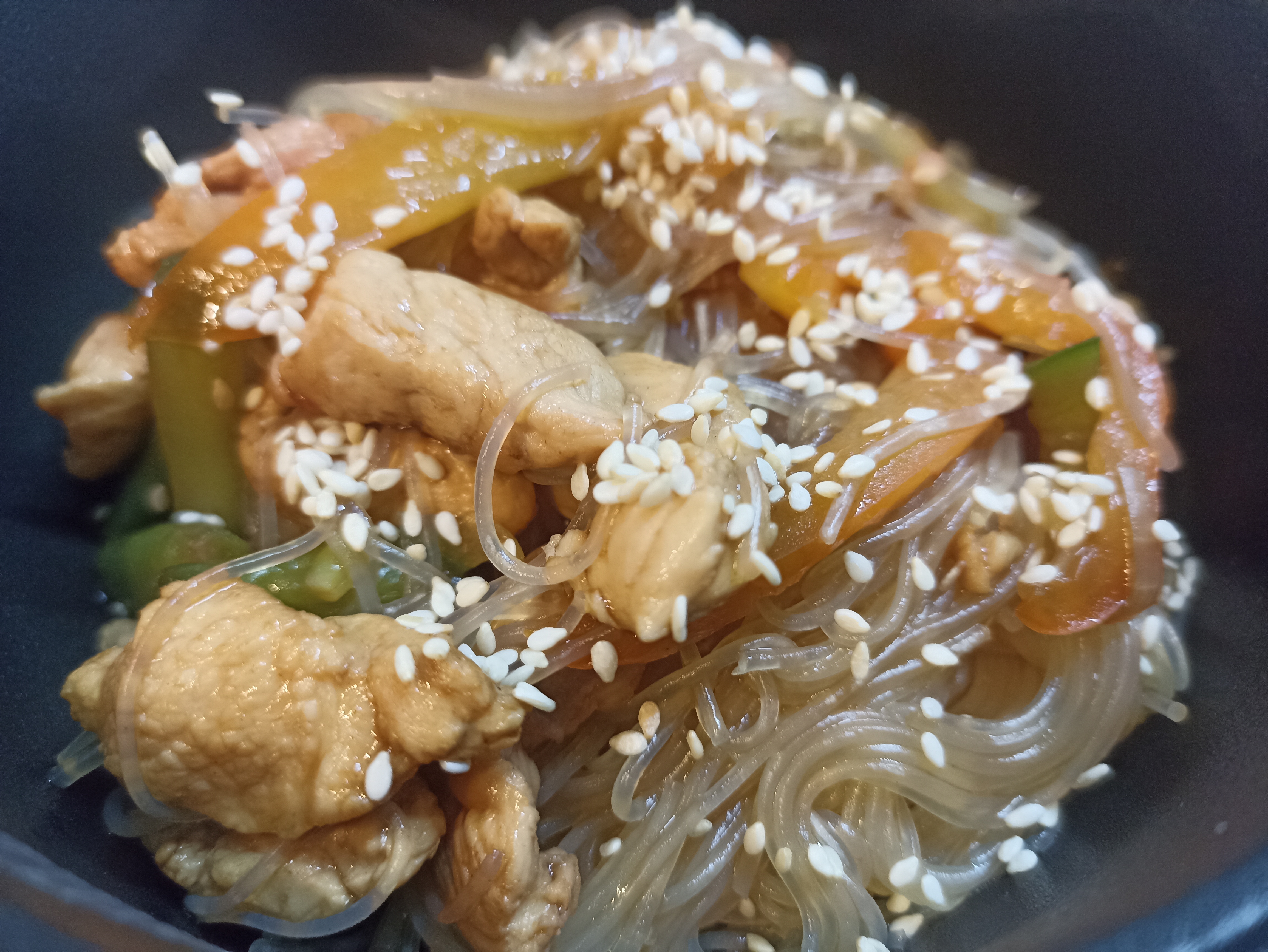 Вок с курицей и фунчозой